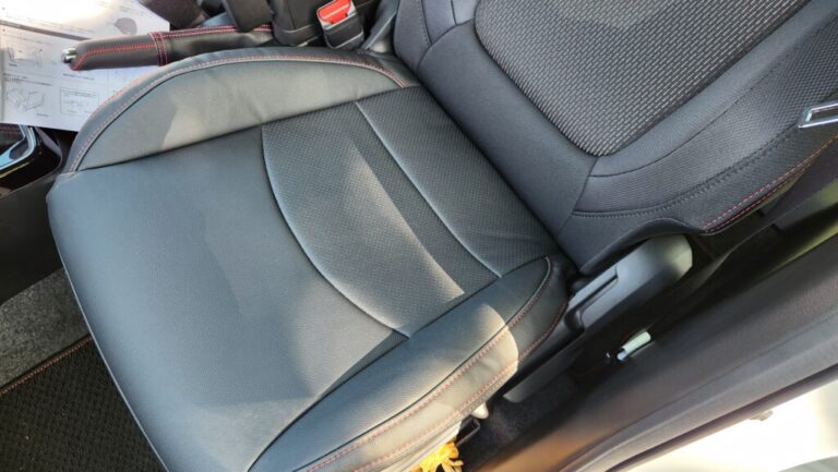 車に車種専用シートカバーを取り付けた話【レフィナード】 - Moko Blog